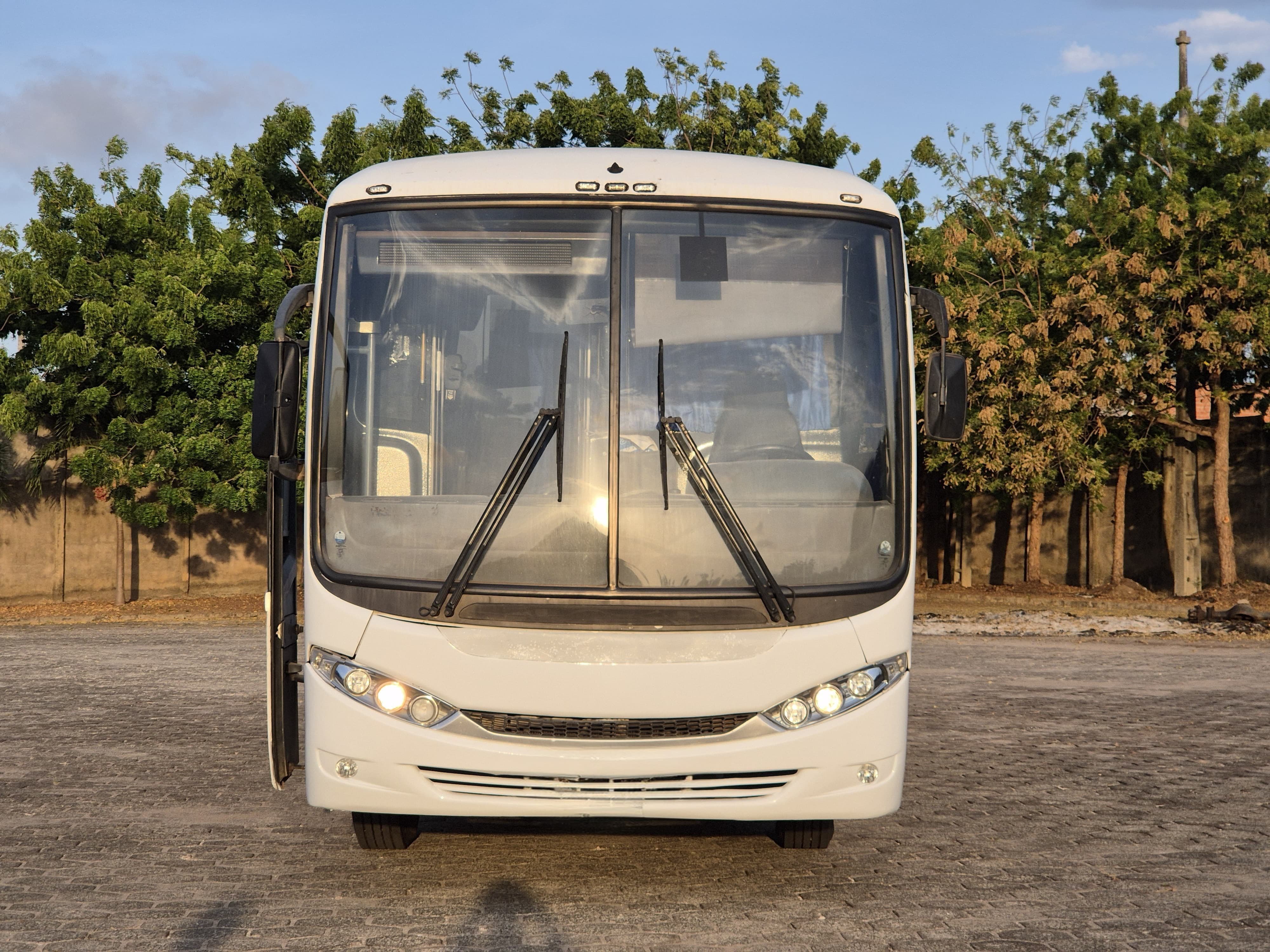 Foto 2 de Comil CAMPIONE 3.25 / Volkswagen 17.230